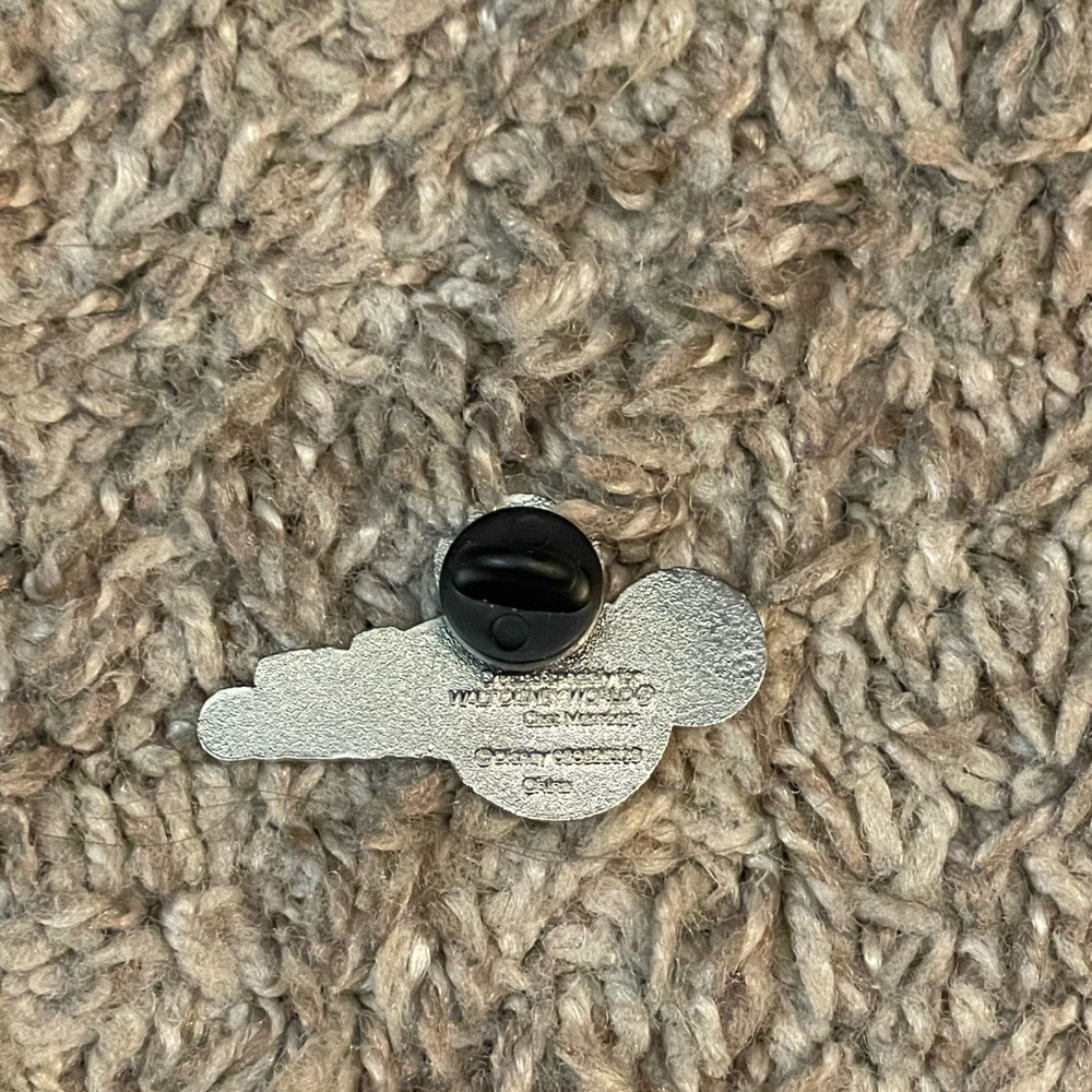 Disney Pin Cast Exclusive - Picture 2 of 3